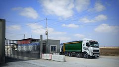 الاحتلال يواصل إغلاق معبر كرم أبو سالم التجاري الوحيد بحجة الوضع الأمني المتوتر