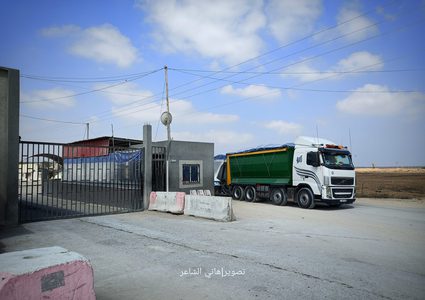 الاحتلال يواصل إغلاق معبر كرم أبو سالم التجاري الوحيد بحجة الوضع الأمني المتوتر