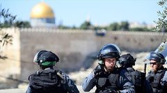 الاحتلال يبعد شابا مقدسيا عن المسجد الأقصى لمدة 6 أشهر