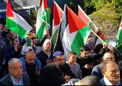 وقفة في الخليل منددة بالعدوان على غزة