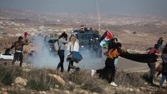 مستوطنون يعتدون على المواطنين في مسيرة سلمية في مسافر يطا