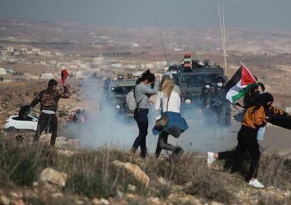 مستوطنون يعتدون على المواطنين في مسيرة سلمية في مسافر يطا