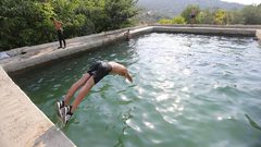 مواطنون يستجمون في عين بوبين التي يحاول المستوطنون الاستيلاء عليها في دير ابزيع