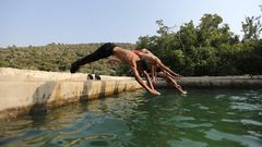 مواطنون يستجمون في عين بوبين التي يحاول المستوطنون الاستيلاء عليها في دير ابزيع