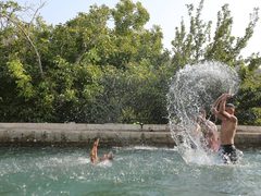 مواطنون يستجمون في عين بوبين التي يحاول المستوطنون الاستيلاء عليها في دير ابزيع غرب رام الله