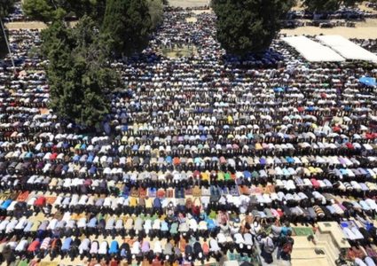 عشرات الآلاف يؤدون صلاة الجمعة في المسجد الأقصى