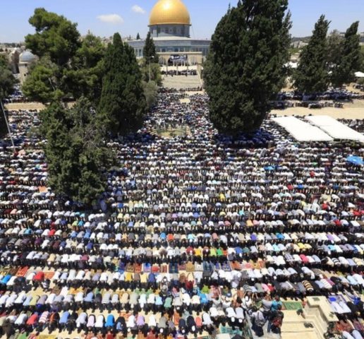 عشرات الآلاف يؤدون صلاة الجمعة في المسجد الأقصى