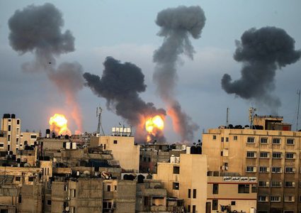 طائرات الاحتلال تقصف عمارة سكنية في محيط مجمع الشفاء الطبي غرب مدينة غزة