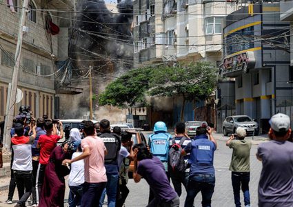 بالصور: لحظة قصف الاحتلال منزل عائلة أبو علبة غرب مدينة غزة