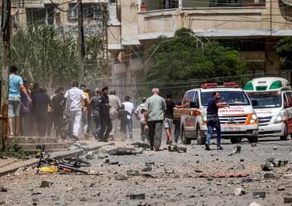 بالصور: لحظة قصف الاحتلال منزل عائلة أبو علبة غرب مدينة غزة