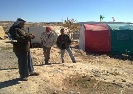 محافظة طوباس وهيئة مقاومة الجدار تنتزعان ترخيص خيام مهددة بالهدم