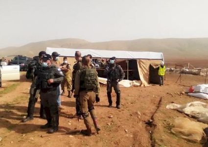 محافظة طوباس وهيئة مقاومة الجدار تنتزعان ترخيص خيام مهددة بالهدم