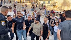 مئات المستوطنين يستبيحون "الأقصى"