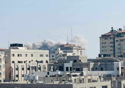 مدفعية الاحتلال تستهدف أراضي في حي الزيتون شرق غزة