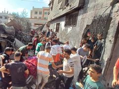 من مكان استهداف منزل عائلة أبو جاسر في جباليا