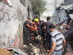من مكان استهداف منزل عائلة أبو جاسر في جباليا