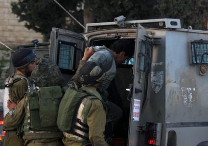 قوات الاحتلال تعتقل مواطنين جنوب الخليل
