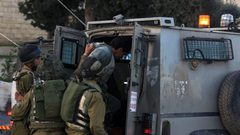 قوات الاحتلال تعتقل مواطنين جنوب الخليل