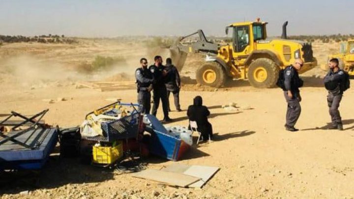 قوات الاحتلال تهدم غرفتين من الطوب شرق يطا