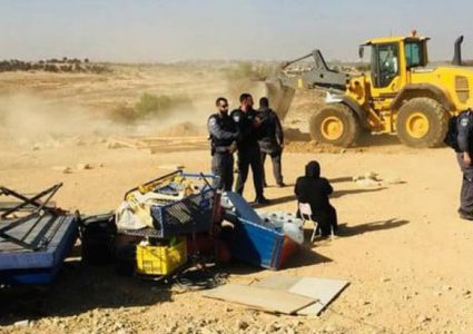 قوات الاحتلال تهدم غرفتين من الطوب شرق يطا