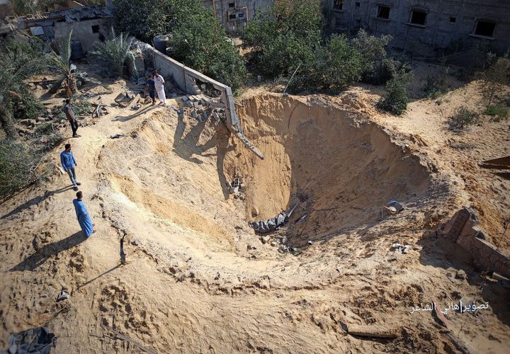 صور الدمار الكبير في ممتلكات المواطنين شرقي مدينة رفح جراء القصف الإسرائيلي
تصوير هاني الشاعر