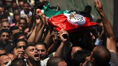 جماهير شعبنا في الخليل تشيع جثمان الشهيد الفتى مؤمن جابر