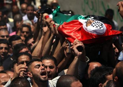 جماهير شعبنا في الخليل تشيع جثمان الشهيد الفتى مؤمن جابر