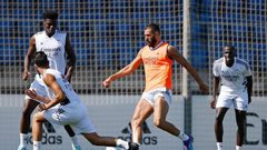 "الثنائي المنبوذ" يرافق بعثة الريال لمواجهة فرانكفورت