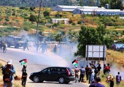 الخليل: إصابة شاب بجروح خطيرة خلال مواجهات مع الاحتلال