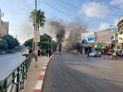 قوات ااحتلال تطلق قنابل الغاز بكثافة خلال المواجهات في نابلس.