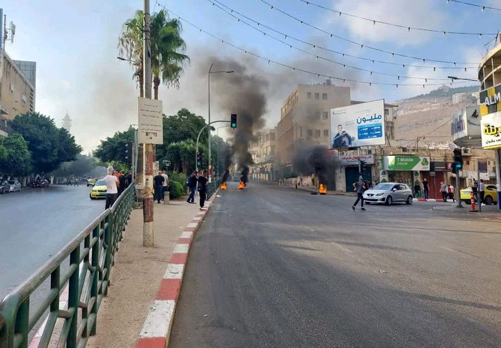 قوات ااحتلال تطلق قنابل الغاز بكثافة خلال المواجهات في نابلس.