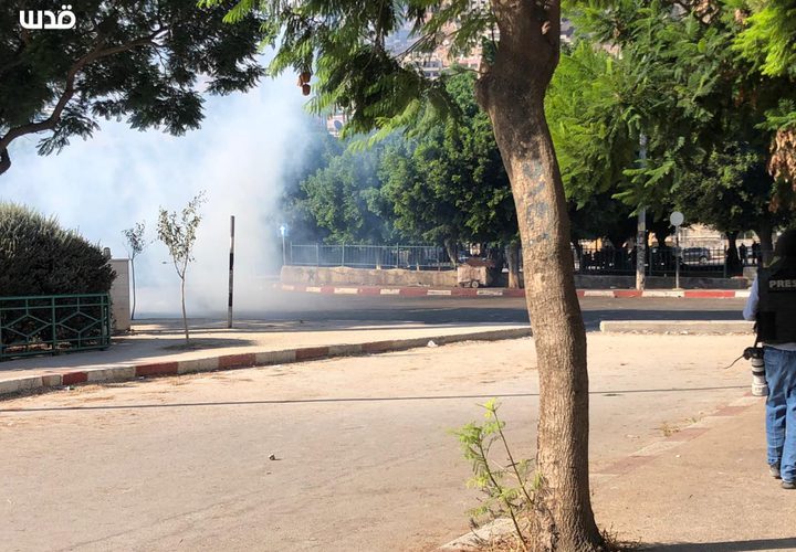 قوات ااحتلال تطلق قنابل الغاز بكثافة خلال المواجهات في نابلس.