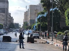 قوات ااحتلال تطلق قنابل الغاز بكثافة خلال المواجهات في نابلس.