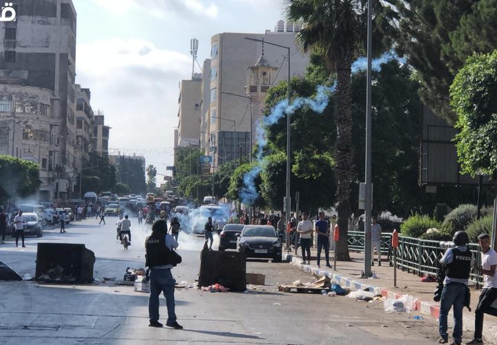 قوات ااحتلال تطلق قنابل الغاز بكثافة خلال المواجهات في نابلس.