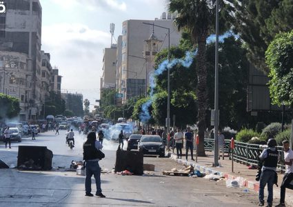 قوات ااحتلال تطلق قنابل الغاز بكثافة خلال المواجهات في نابلس.