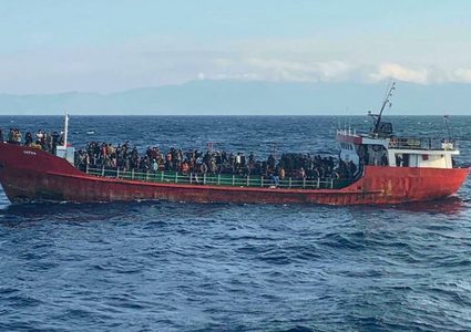 50 مفقودا في غرق مركب مهاجرين في اليونان