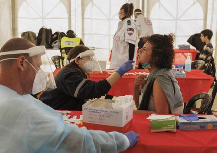 الصحة الإسرائيلية: موجة كورونا تواصل الانحسار والفحوصات الموجبة بانخفاض