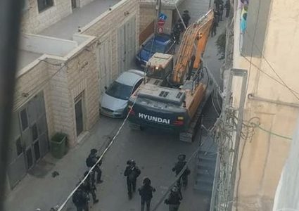 الاحتلال يجرف أرضية منزل قيد الإنشاء في مخيم شعفاط