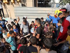 مهرجون يرفهون على الأطفال في قطاع غزة بعد أيام من الخوف والرعب الذي أصابهم بفعل عدوان الاحتلال الأخير