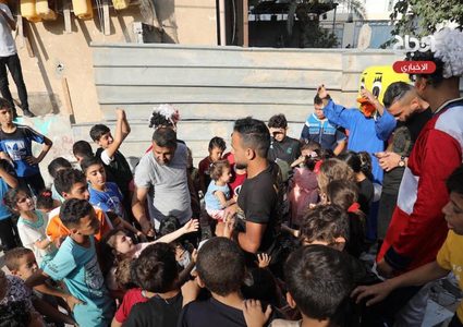 مهرجون يرفهون على الأطفال في قطاع غزة بعد أيام من الخوف والرعب بسبب الاحتلال