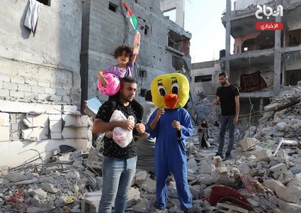 مهرجون يرفهون على الأطفال في قطاع غزة بعد أيام من الخوف والرعب بسبب الاحتلال
