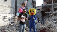 مهرجون يرفهون على الأطفال في قطاع غزة بعد أيام من الخوف والرعب الذي أصابهم بفعل عدوان الاحتلال الأخير