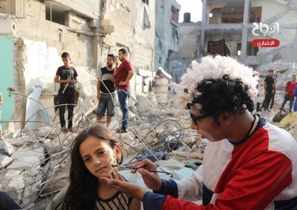 مهرجون يرفهون على الأطفال في قطاع غزة بعد أيام من الخوف والرعب بسبب الاحتلال