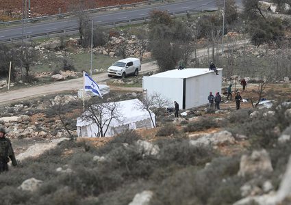 نشطاء يزيلون "كرفانا" استيطانيا جنوب بيت لحم
