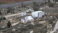 نشطاء يزيلون "كرفانا" استيطانيا جنوب بيت لحم