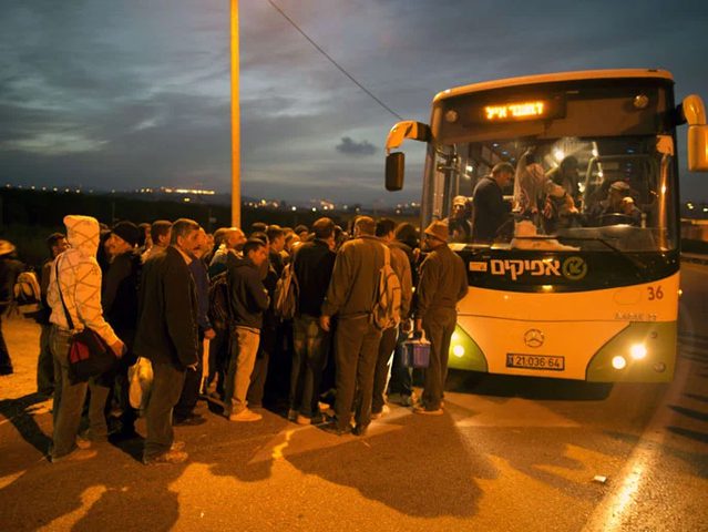 عمال فلسطينيون يرغمون على مغادرة الحافلة بناء على طلب الركاب اليهود