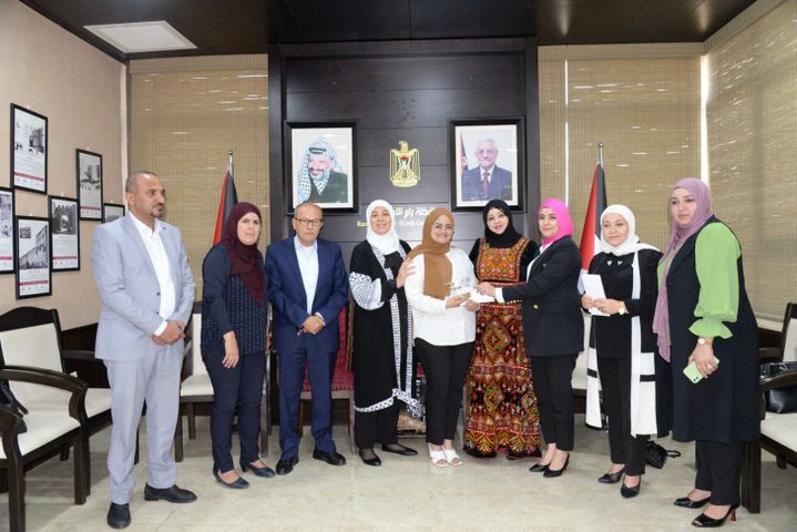 محافظ رام الله تكرّم أبناء الأسرى والشهداء الناجحين بالثانوية العامة