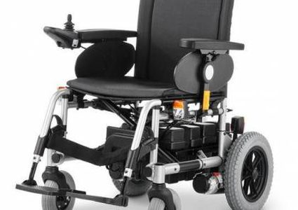 جهاز المخابرات العامة يسلم كرسيين كهربائيين لوالد شهيد ومواطن من جنين