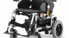 جهاز المخابرات العامة يسلم كرسيين كهربائيين لوالد شهيد ومواطن من جنين