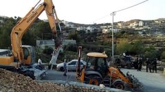 الاحتلال يستولي على "باجر" وشاحنة جنوب الخليل